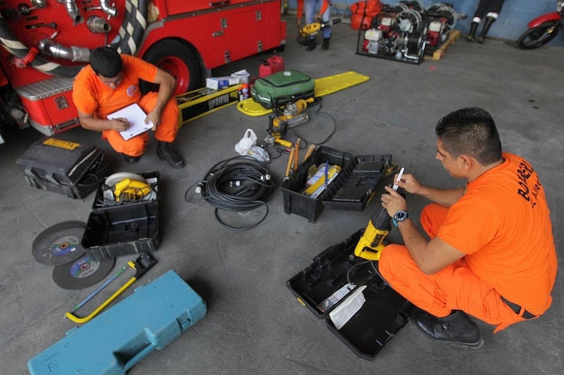 Socorristas del equipo Búsqueda y Rescate Urbano de El Salvador se prepara para salir este domingo 17 de abril de 2016, a Ecuador. 