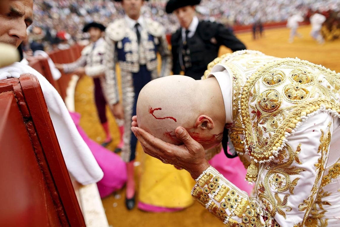 Las imágenes más llamativas de las corridas de la Feria de Abril (II)