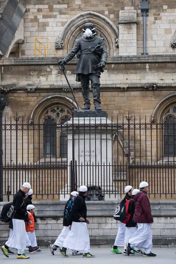 Una máscara antigás tapa el rostro de la estatua de Oliver Cromwell. 