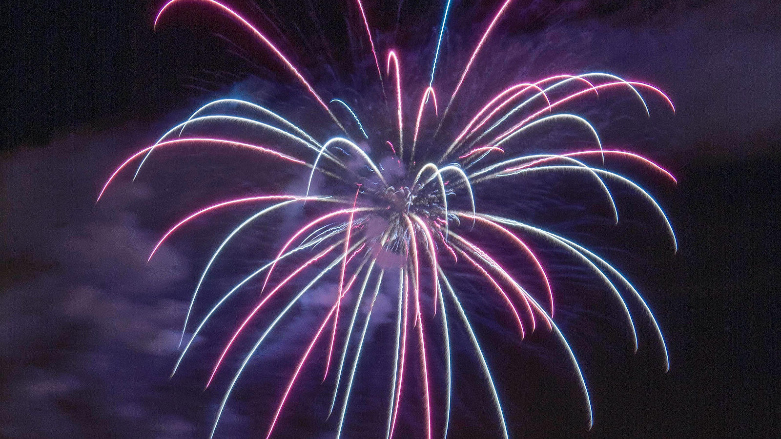 Los fuegos artificiales, desde el cielo y la tierra