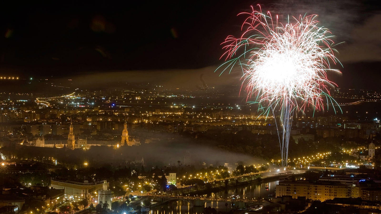 Los fuegos artificiales, desde el cielo y la tierra