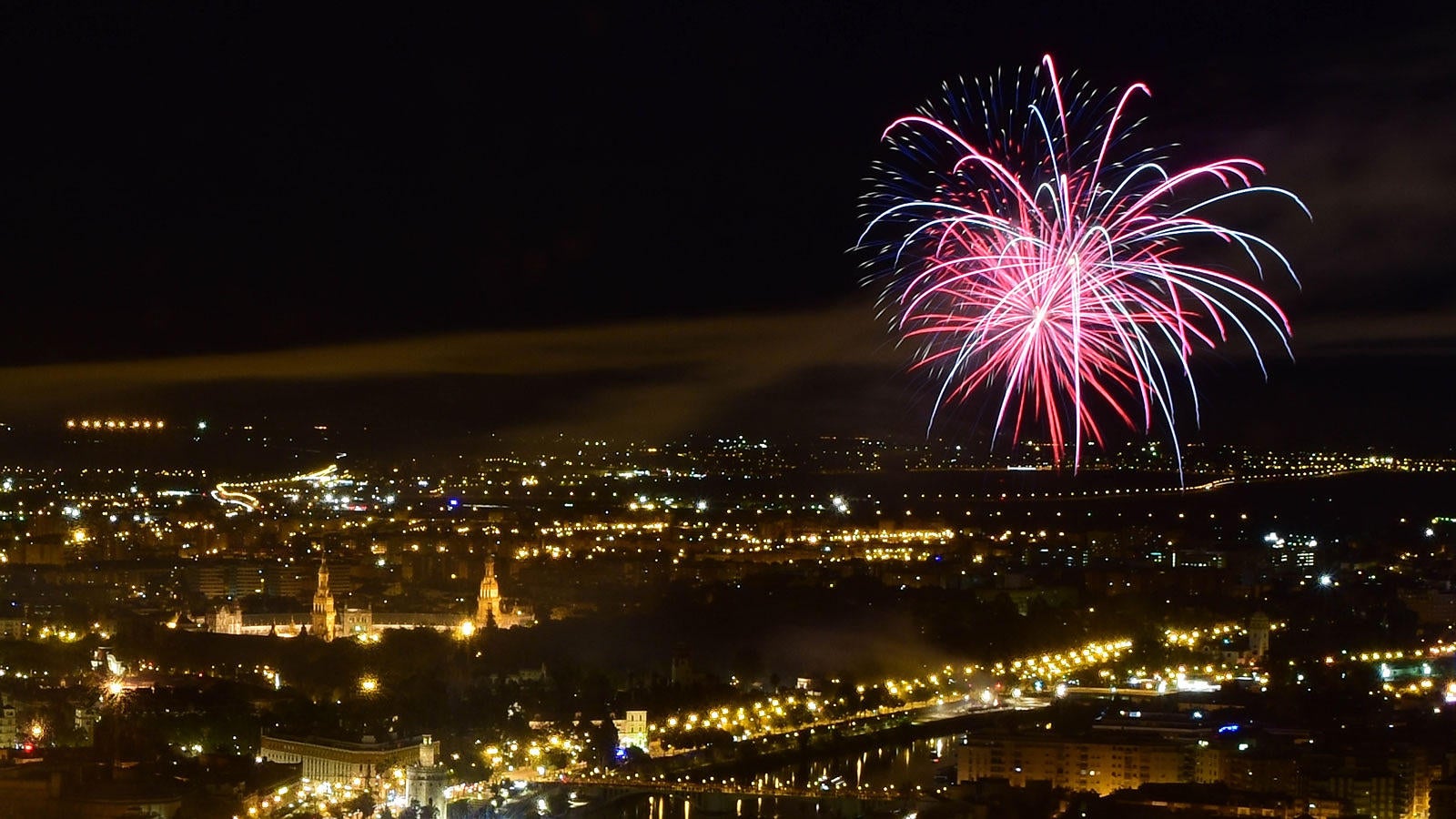 Los fuegos artificiales, desde el cielo y la tierra