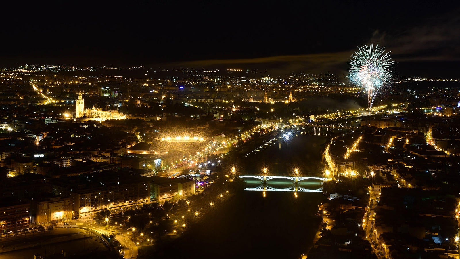 Los fuegos artificiales, desde el cielo y la tierra