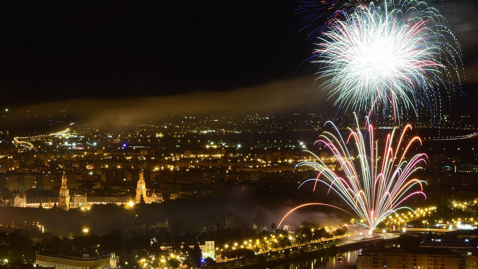 Los fuegos artificiales, desde el cielo y la tierra