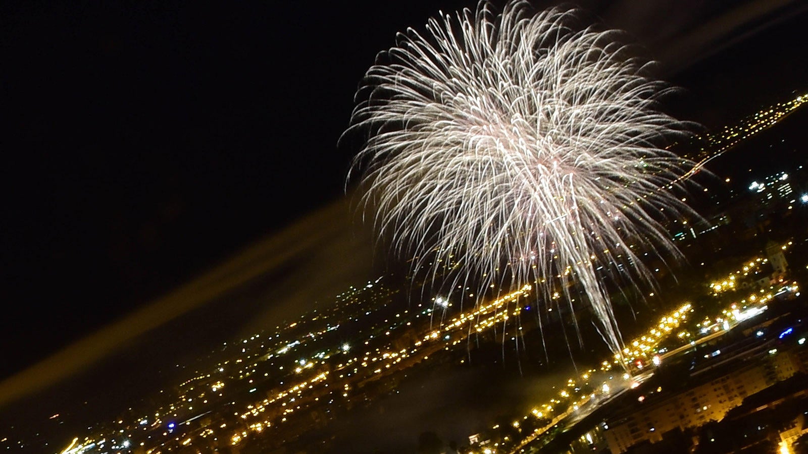 Los fuegos artificiales, desde el cielo y la tierra