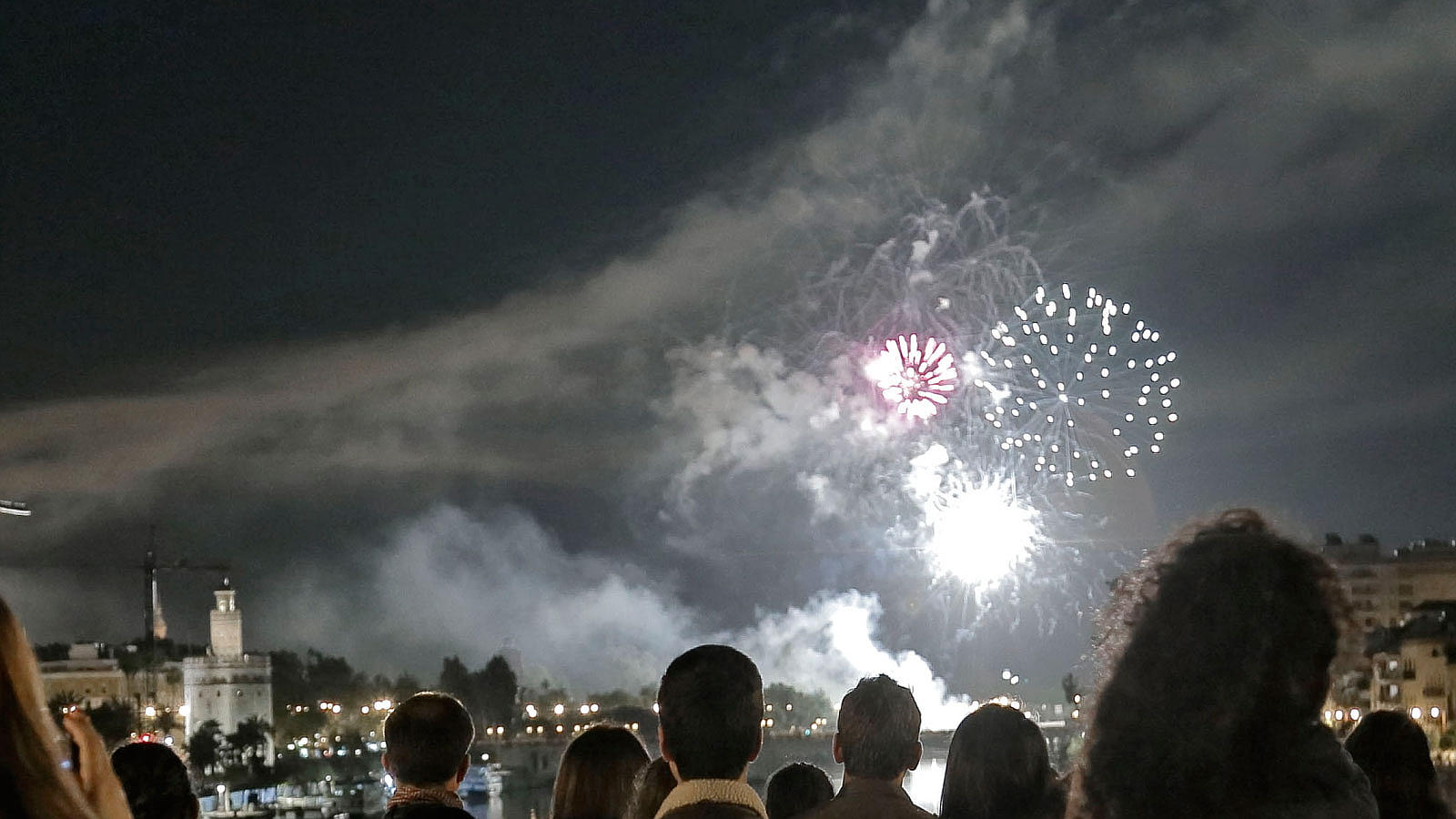 Los fuegos artificiales, desde el cielo y la tierra