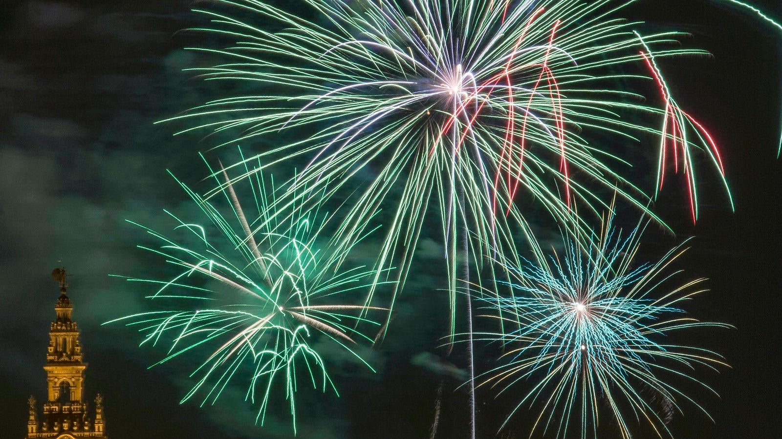 Los fuegos artificiales, desde el cielo y la tierra