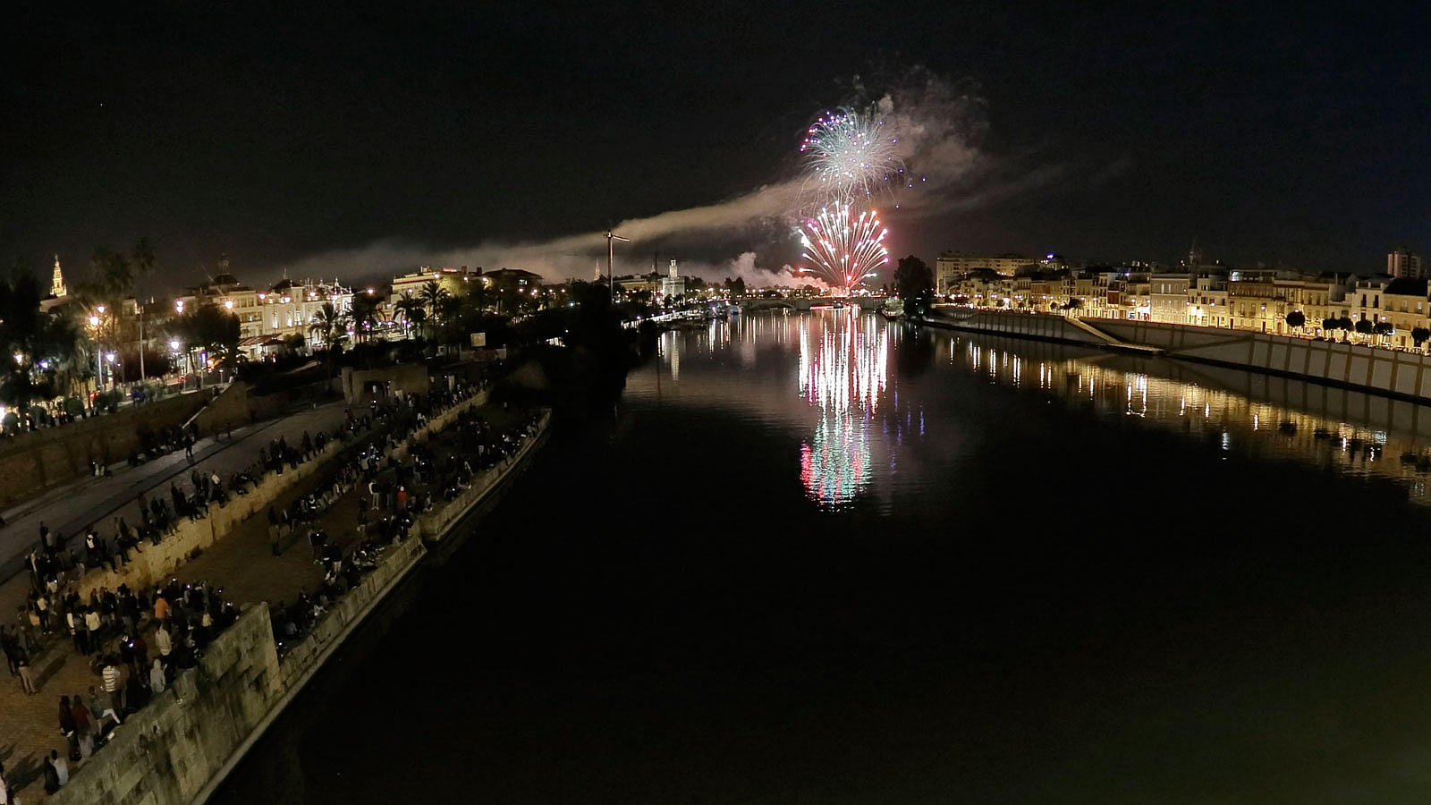 Los fuegos artificiales, desde el cielo y la tierra