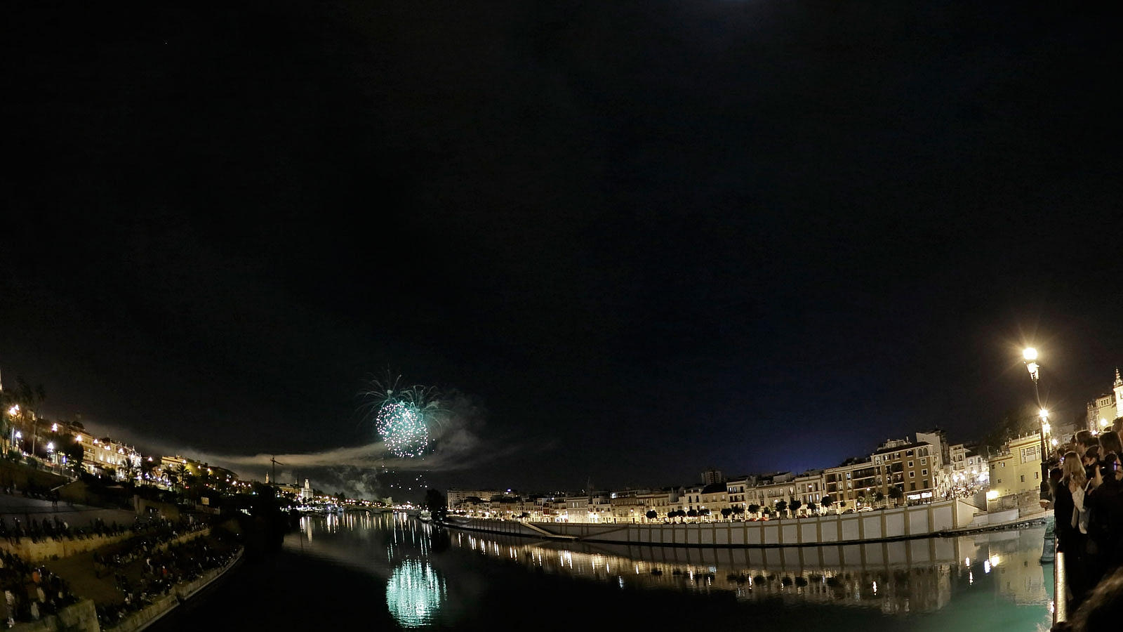 Los fuegos artificiales, desde el cielo y la tierra