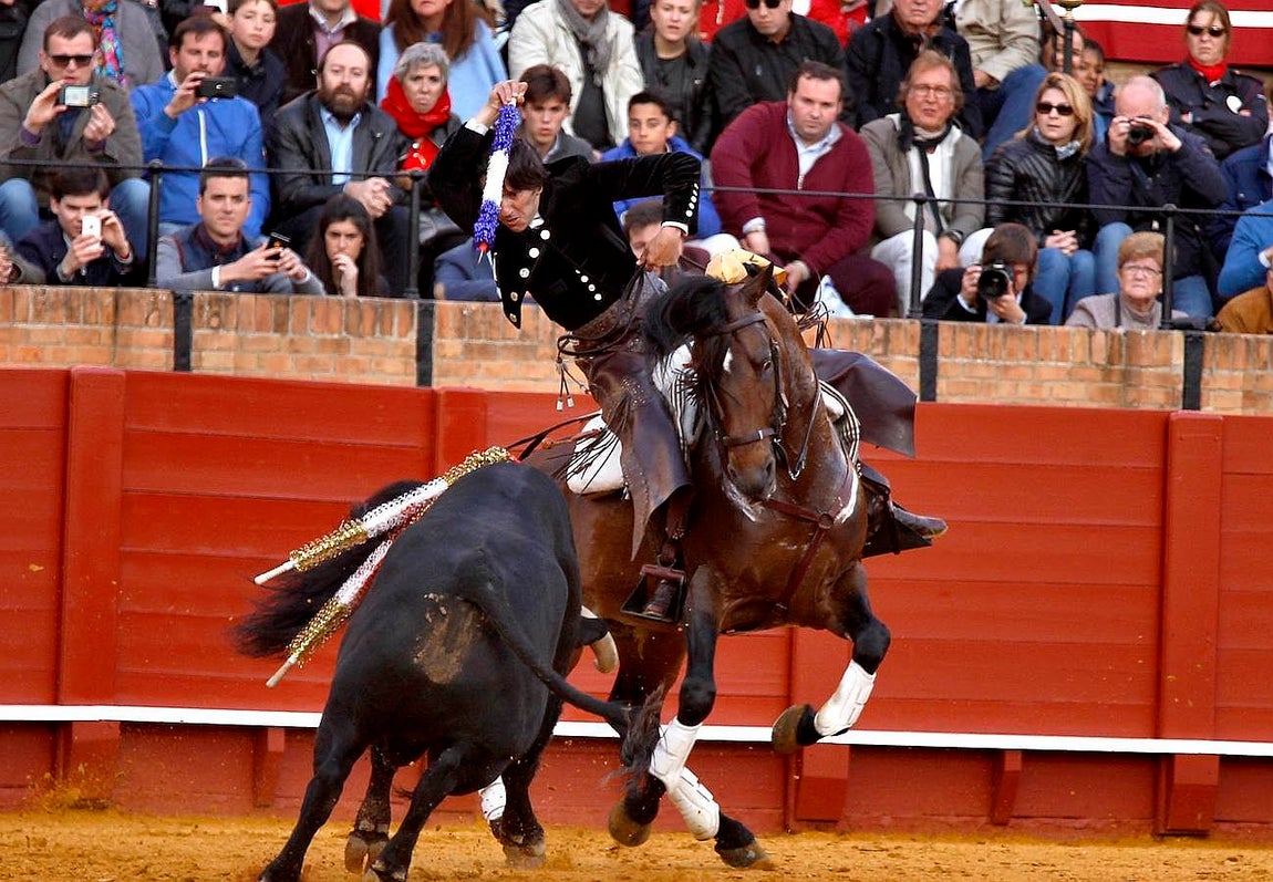 Las imágenes más llamativas de las corridas de la Feria de Abril (II)