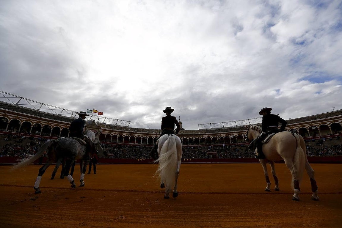 Las imágenes más llamativas de las corridas de la Feria de Abril (II)
