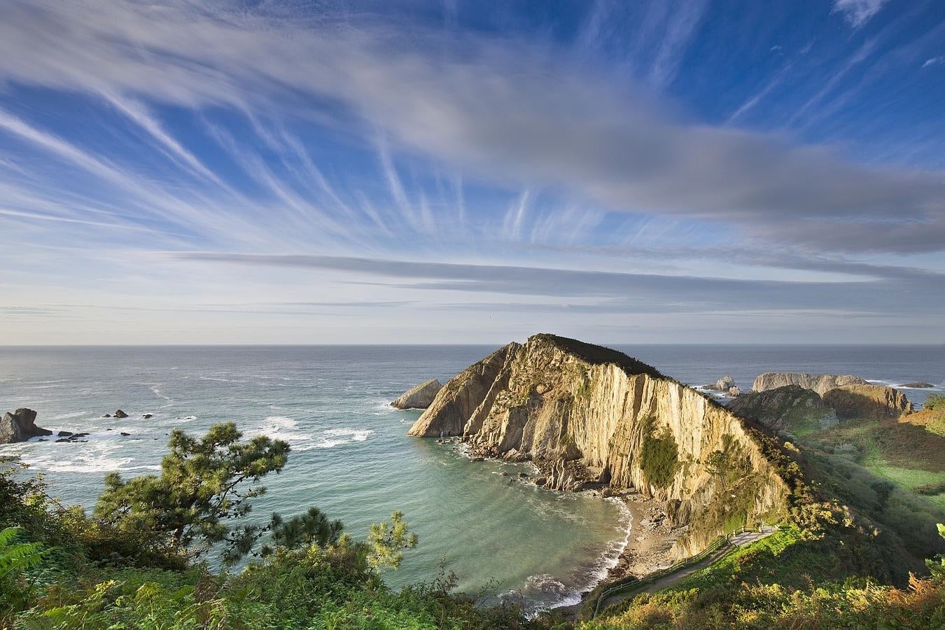 Las imágenes más bellas del Camino de Santiago en Asturias. La costa de Asturias es espectacular. En la imagen, la playa del Silencio, también conocida como El Gavieru, en el concejo de Cudillero