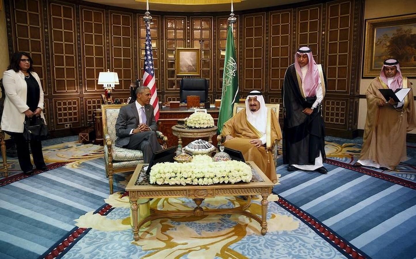 Obama y el rey Salman conversan en un salón del palacio real de Riad