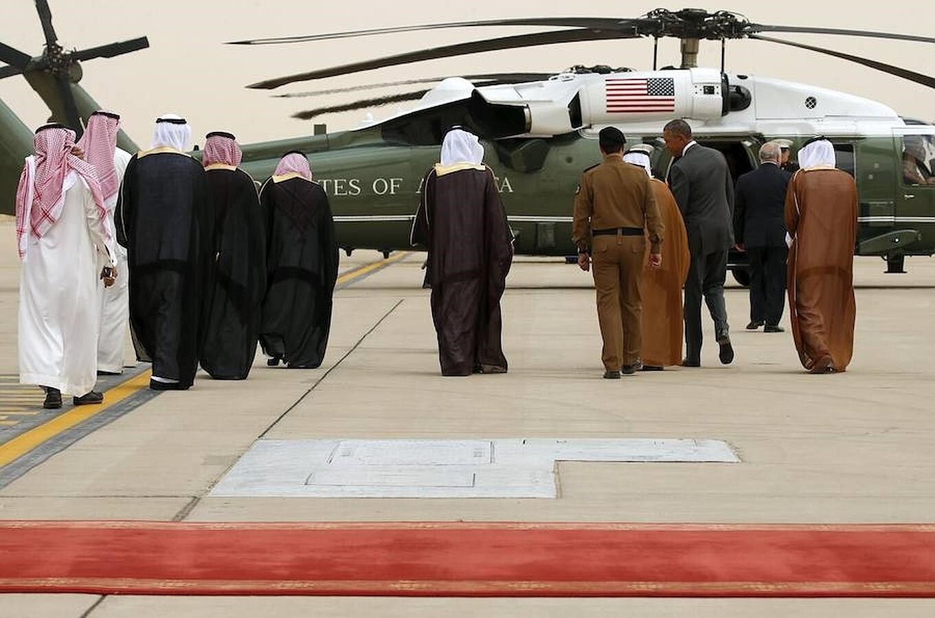 Obama se dirige al Marine One a su llegada al aeropuerto Rey Jalid de Riad