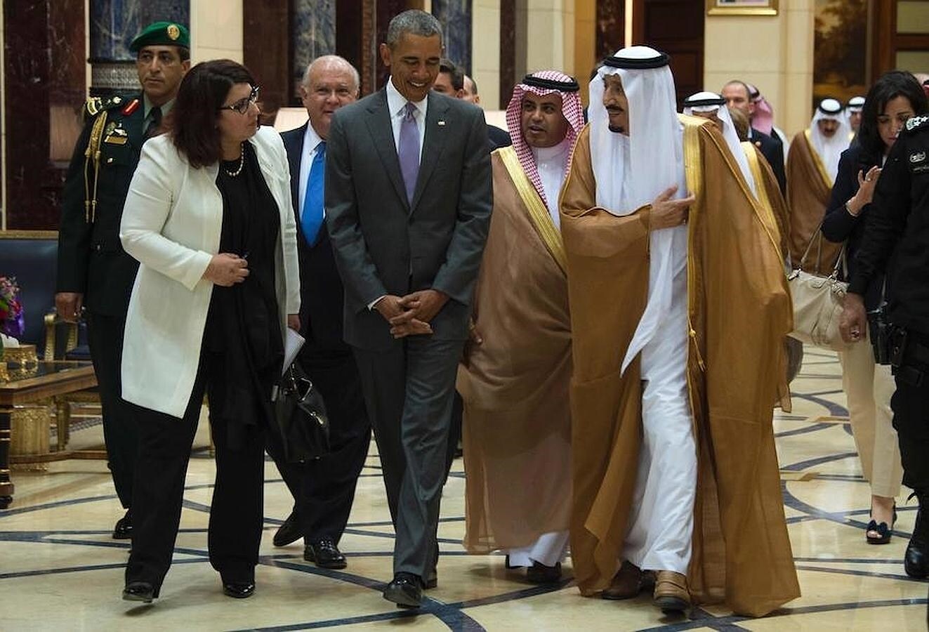 Obama y el rey Salman conversan con la ayuda de sus intérpretes por un pasillo del palacio real de Riad
