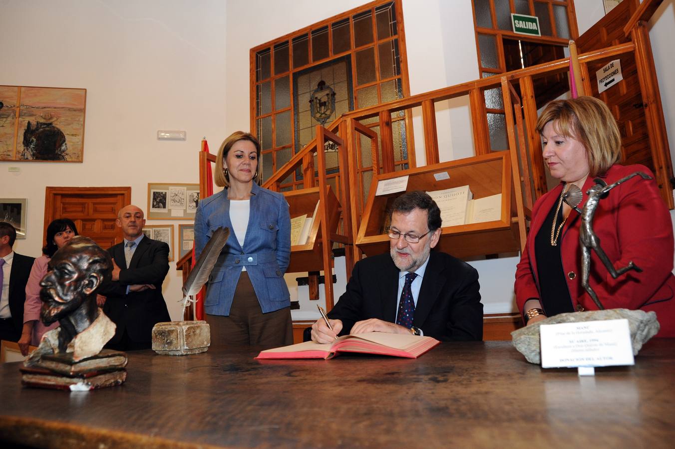 Rajoy firma en el libro de visitas del Museo Cervantino. 