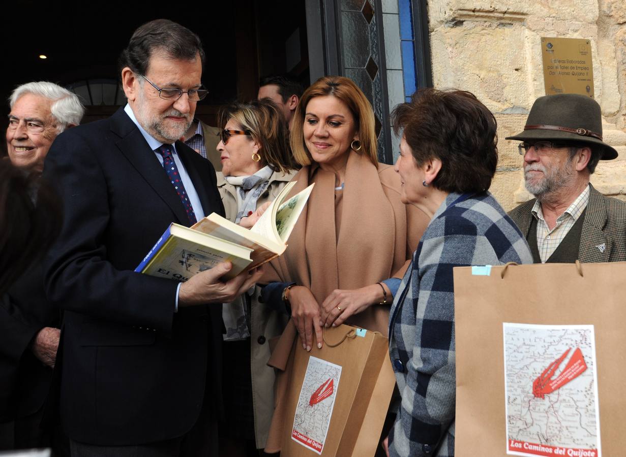 Con un ejemplar de El Quijote. 