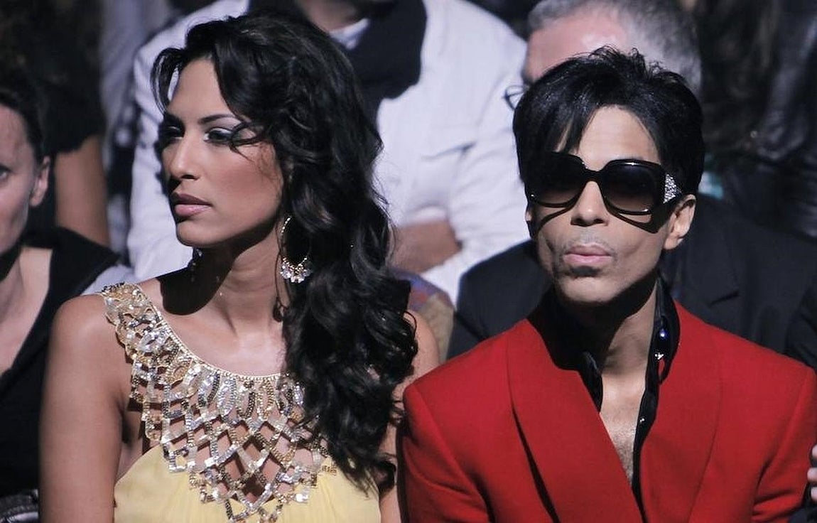 El cantante Prince, junto a Bria Valente, «su protegida» en el Spring-Summer 2010 fashion collection. 