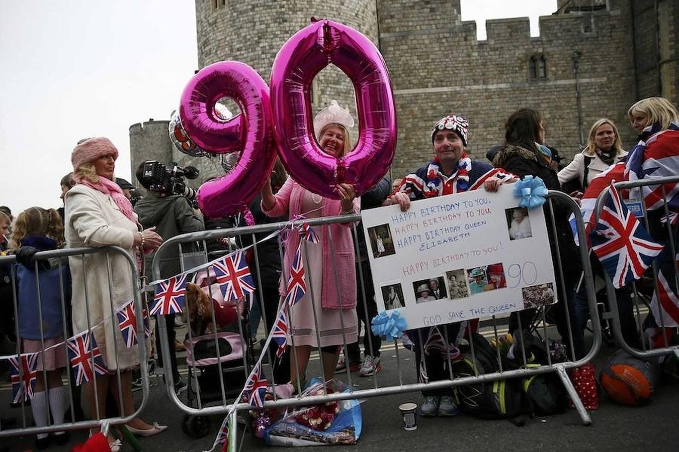 Pancartas, banderas y globos para recibir con colores a la Reina