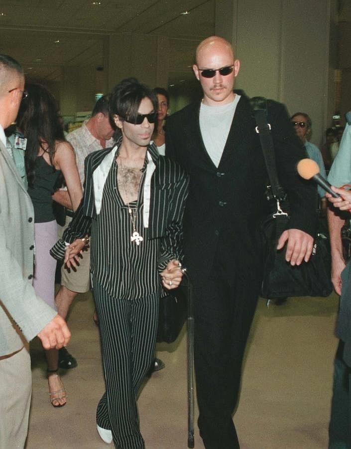 Prince, junto a uno de sus guardaespaldas. 