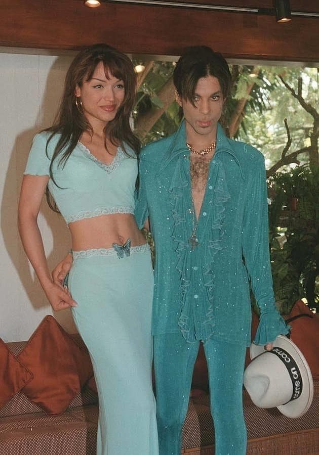 Prince posa con Mayte García, su esposa durante dos años