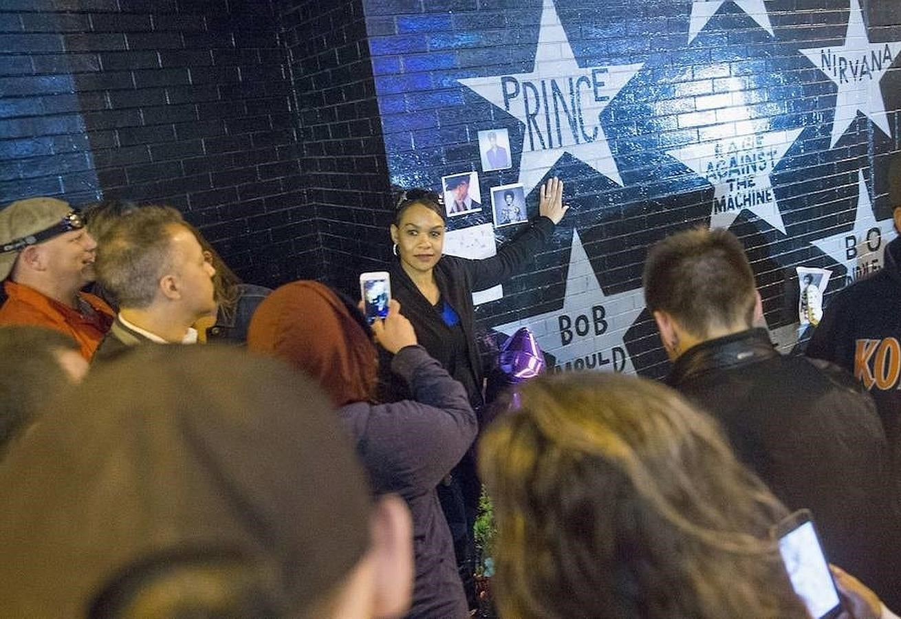 Los fans se retratan junto a la estrella de Prince en Minneapolis