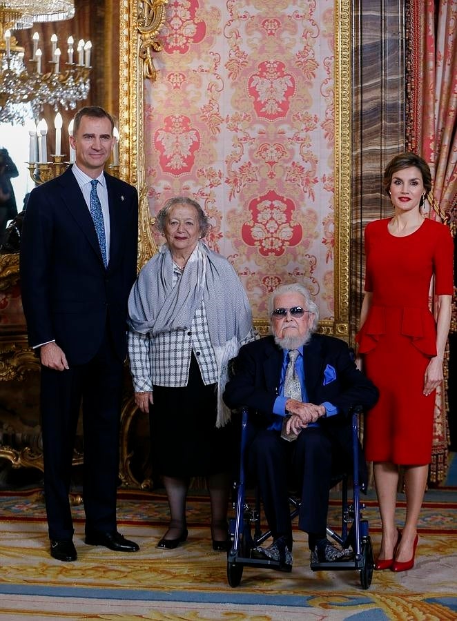 Don Felipe y Doña Letizia posan con el premiado y su esposa en el Palacio Real. 