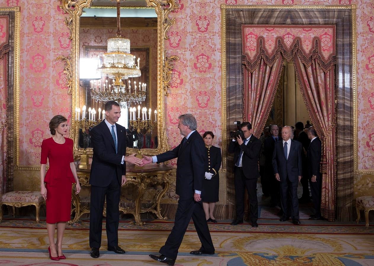 Los Reyes reciben al ministro de Cultura, Íñigo Méndez de Vigo. 