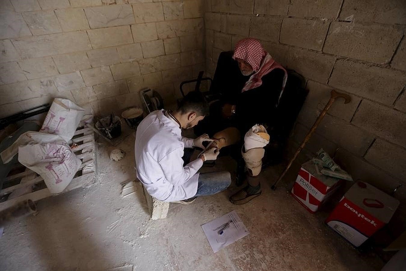Khlouf prepara una pierna artificial para un hombre mutilado