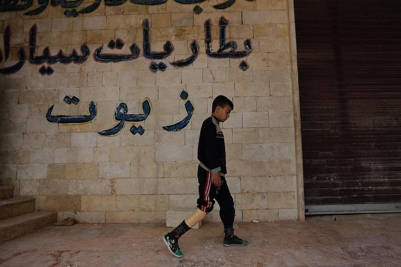Un niño con una pierna amputada camina usando una prótesis en Maaret al-Numan, una zona controlada por los rebeldes que pertenece a la provincia de Idlib