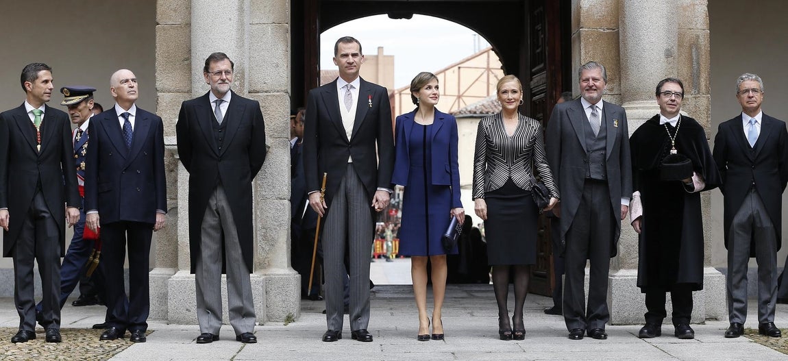 El Rey Felipe, la Reina Letizia, el presidente del Gobierno en funciones, Mariano Rajoy, y la presidenta de la Comunidad de Madrid, Cristina Cifuentes, antes del inicio de la ceremonia de entrega del Premio Cervantes. 