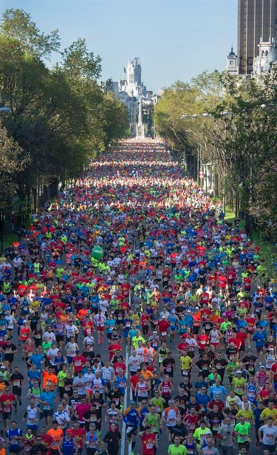 Los participantes en el maratón de Madrid a su paso por el puente de Eduardo Dato. 