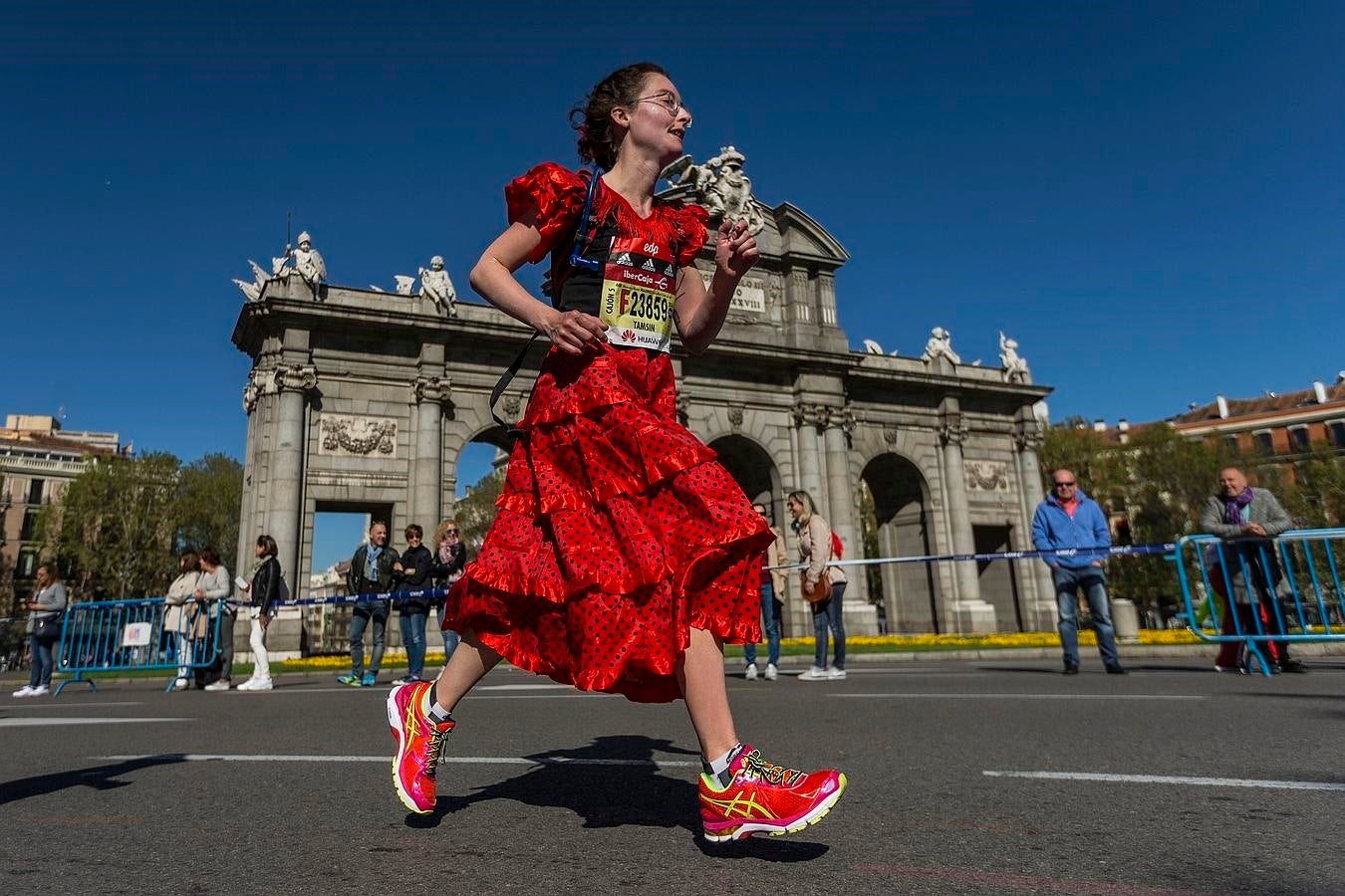 Una de las participantes del maratón de Madrid, vestida con un traje de sevillanas. 