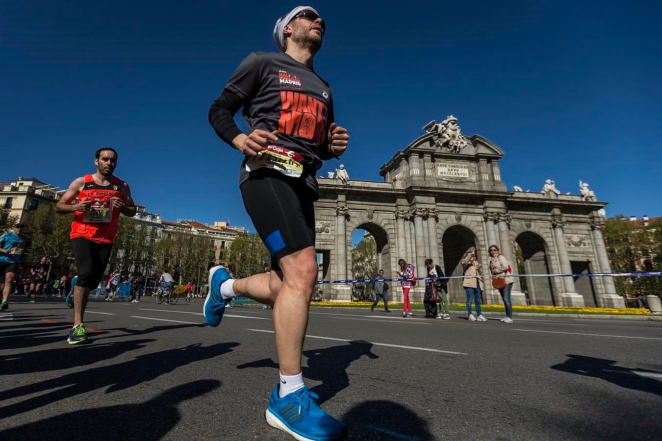 Participantes de la maratón de Madrid junto a la Puerta de Alcalá. 