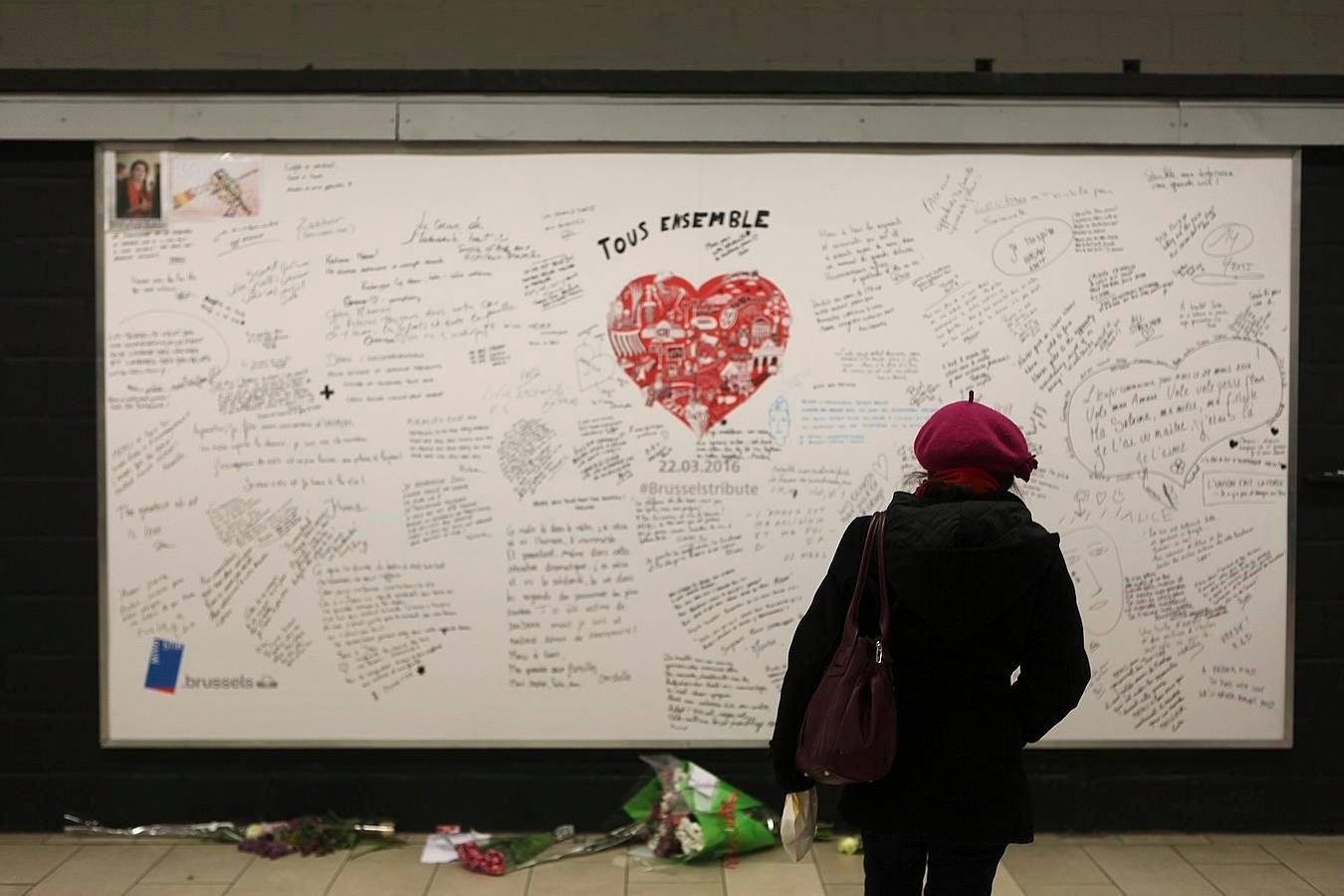 Un mural con mensajes de condolencia en la estación bruselense de Maelbeek