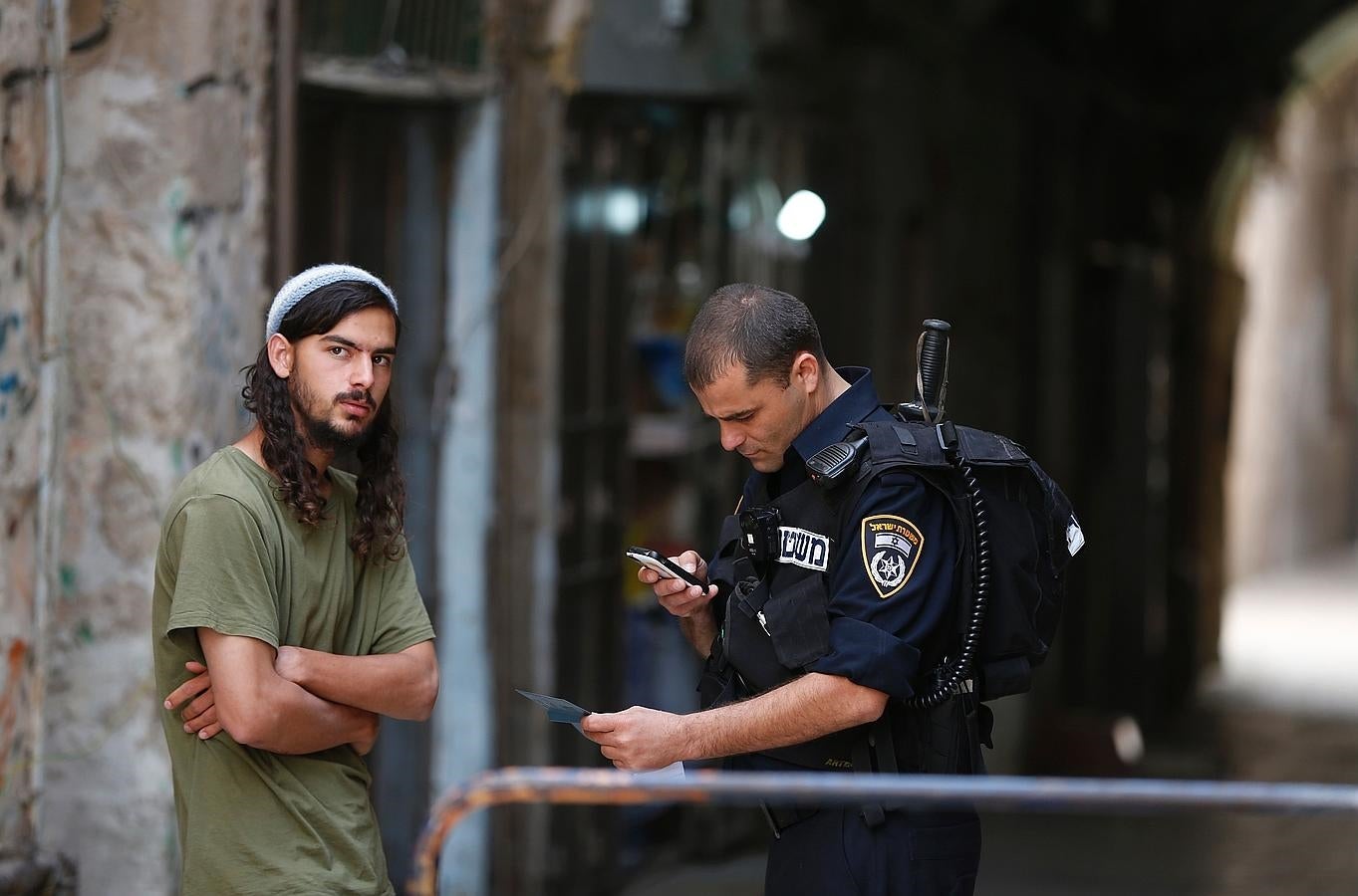 Un policía israelí controla los papeles de un visitante judío que quería pasar a la Explanada de las Mezquitas de Jerusalén. 