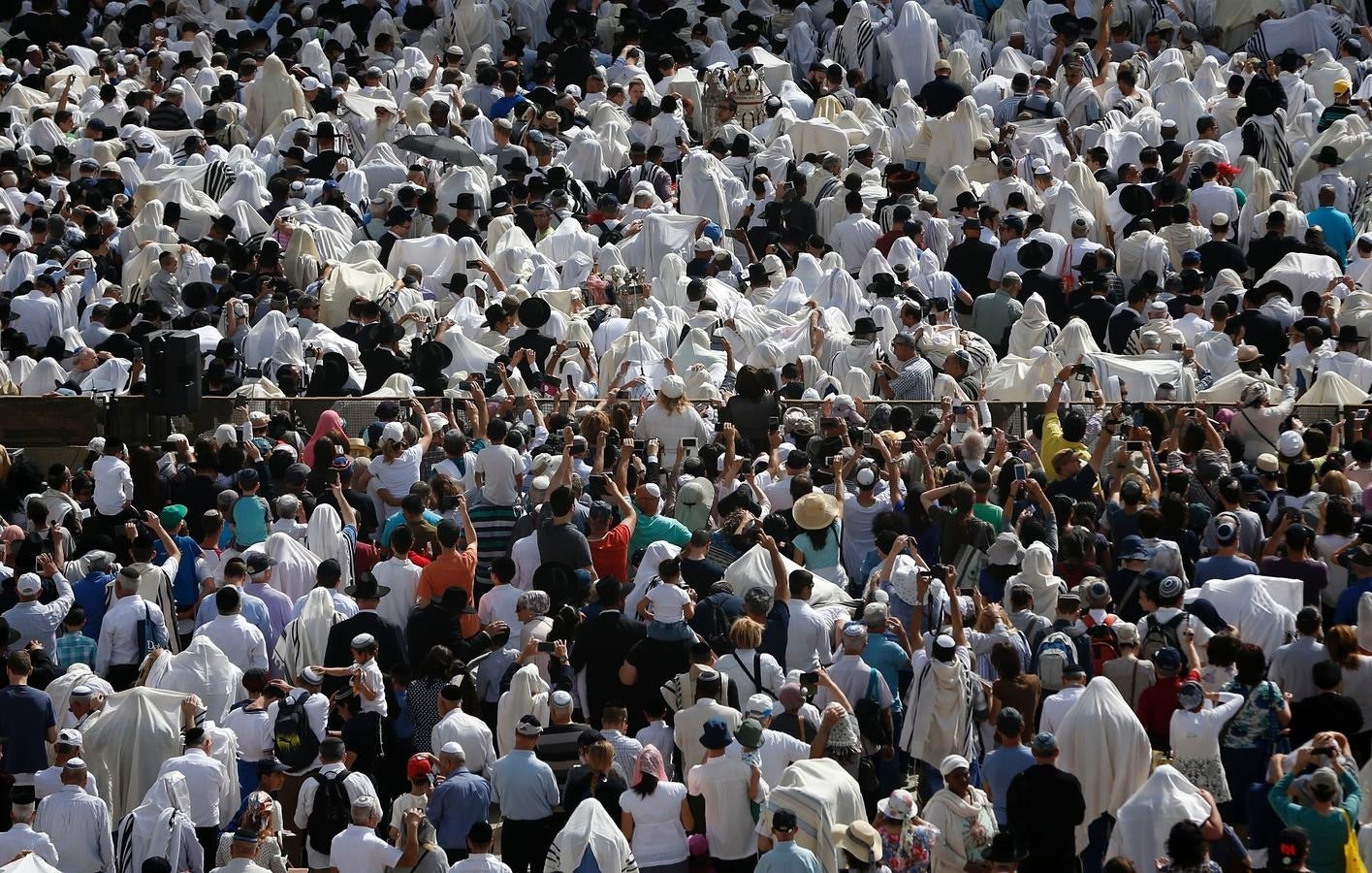 Una multitud de fieles judíos, junto al Muro de las Lamentaciones en el primer día de celebraciones de la Pascua. 