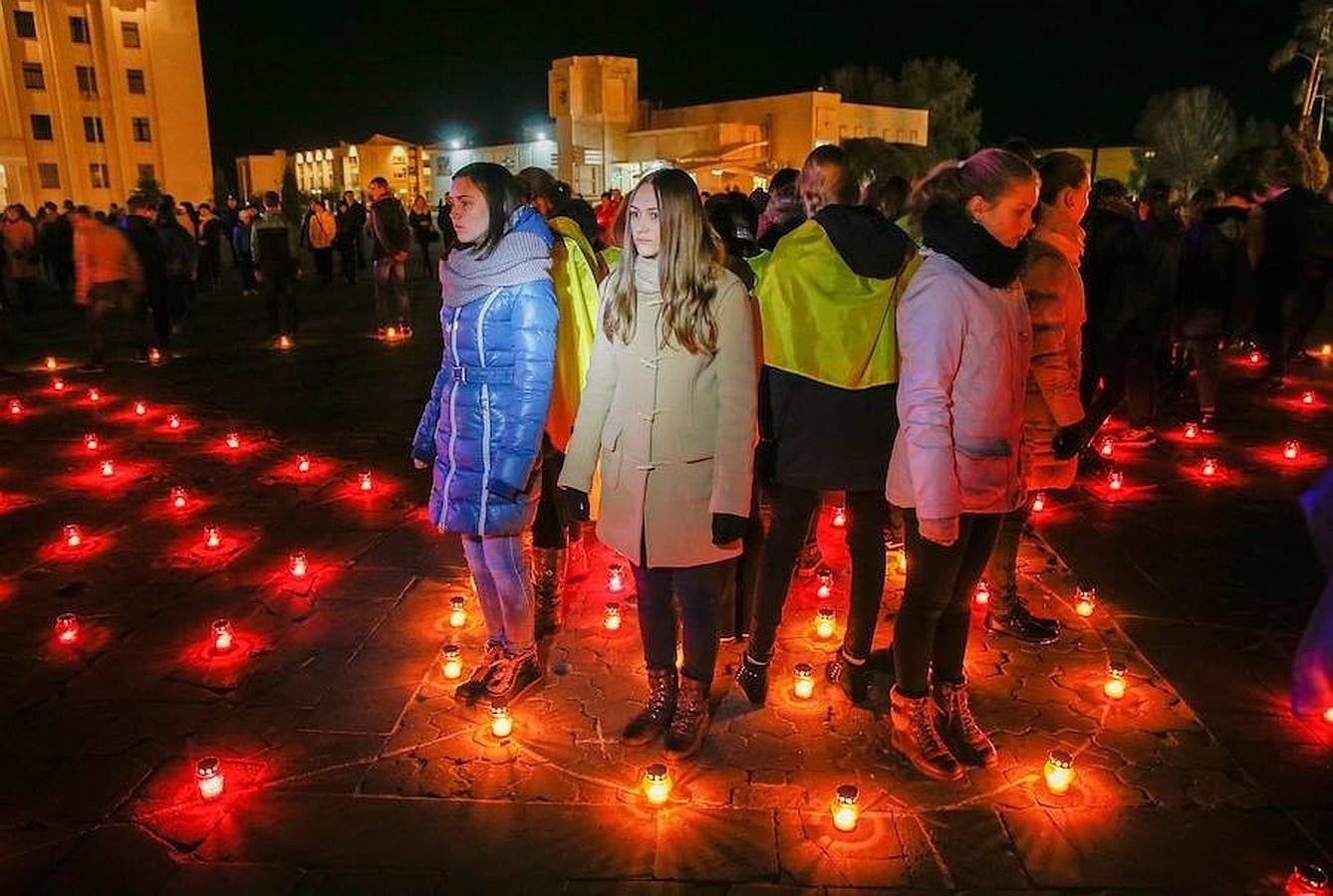 Ucranianos encienden velas cerca del monumento a los «Héroes de Chernobyl» durante una ceremonia en honor a los «Liquidadores» quienes murieron durante los trabajos de limpieza. 