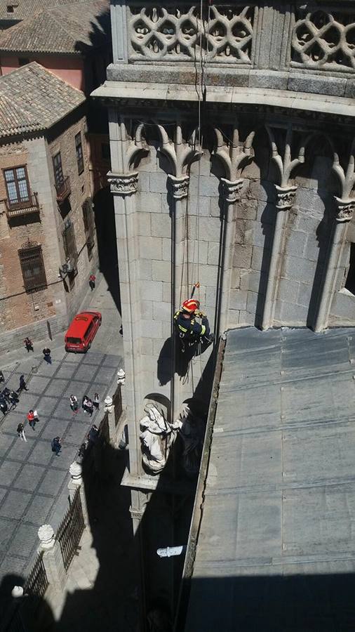 Los bomberos limpian la fachada de la catedral de Toledo