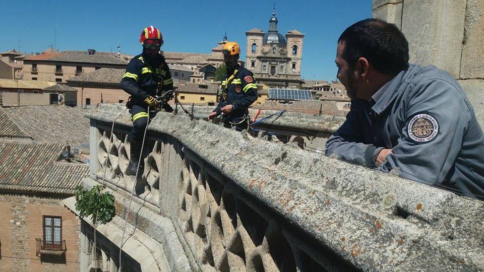 Los bomberos limpian la fachada de la catedral de Toledo