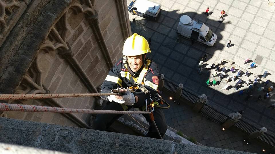 Los bomberos limpian la fachada de la catedral de Toledo