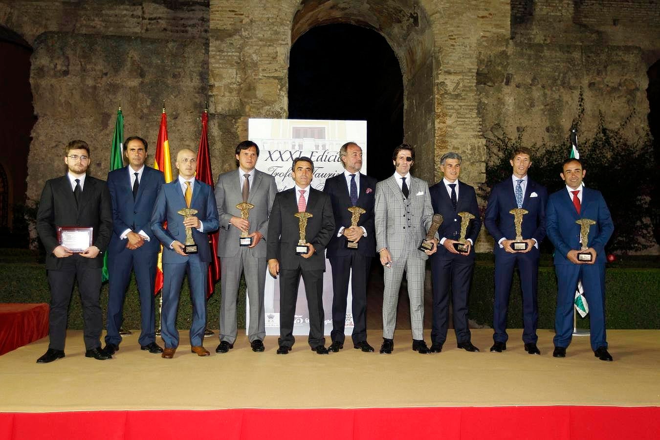 Foto de familia de los premiados