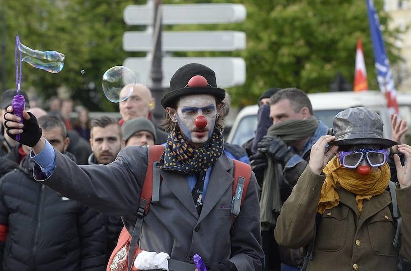 Un manifestante disfrazado de payaso en París. 