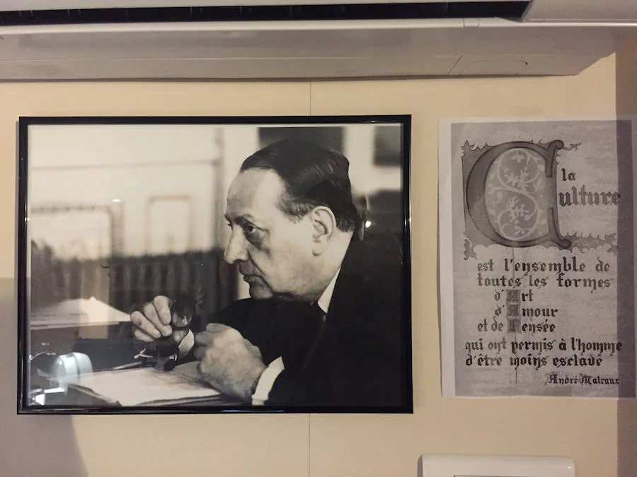Un retrato y una frase de Malraux preside la sala de control
