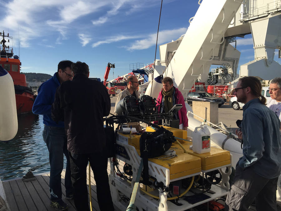 Revisión del Rov Perseo, en la cubierta. 