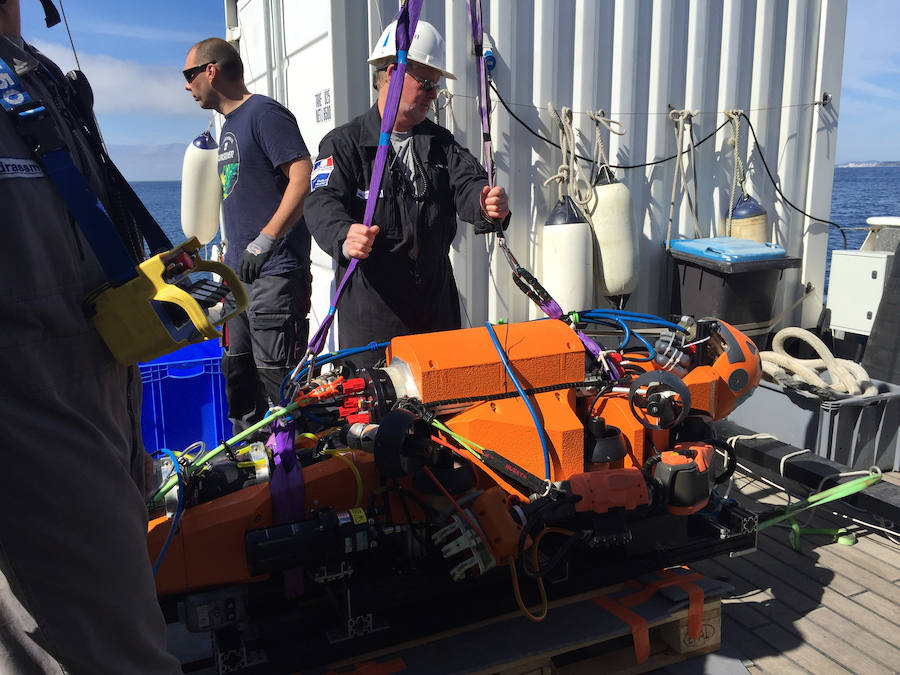 L'Hour se dispone al lanzamiento del robot en el agua. 