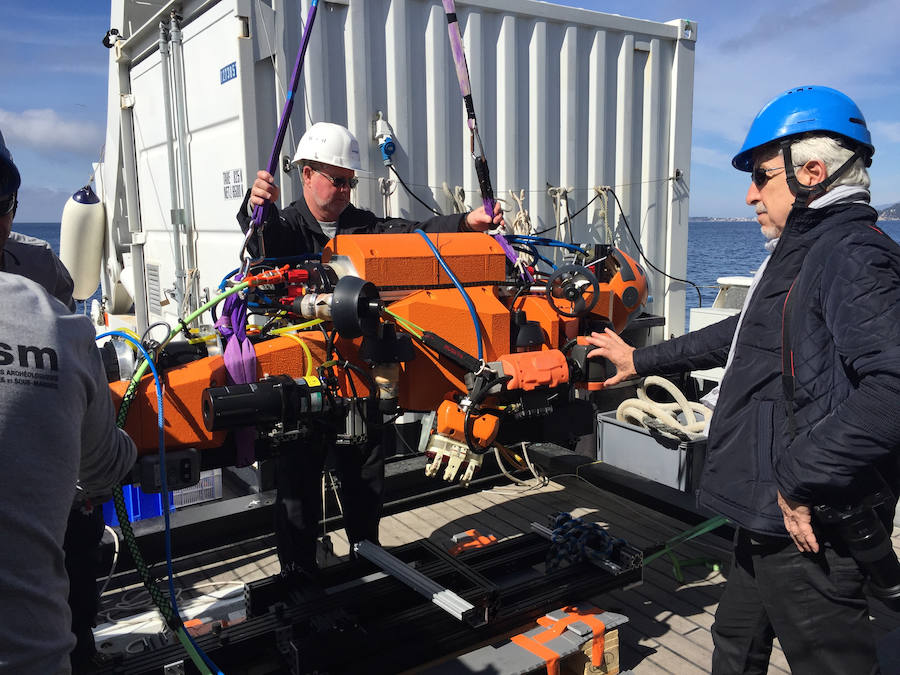 La grúa eleva los 180 kilos de la máquina. 