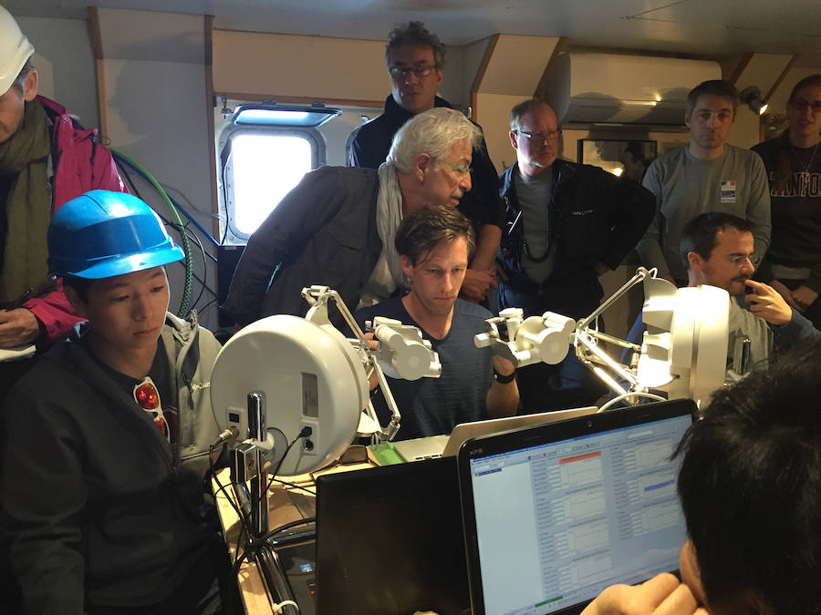 La sala de control, con el piloto del robot en el centro. 