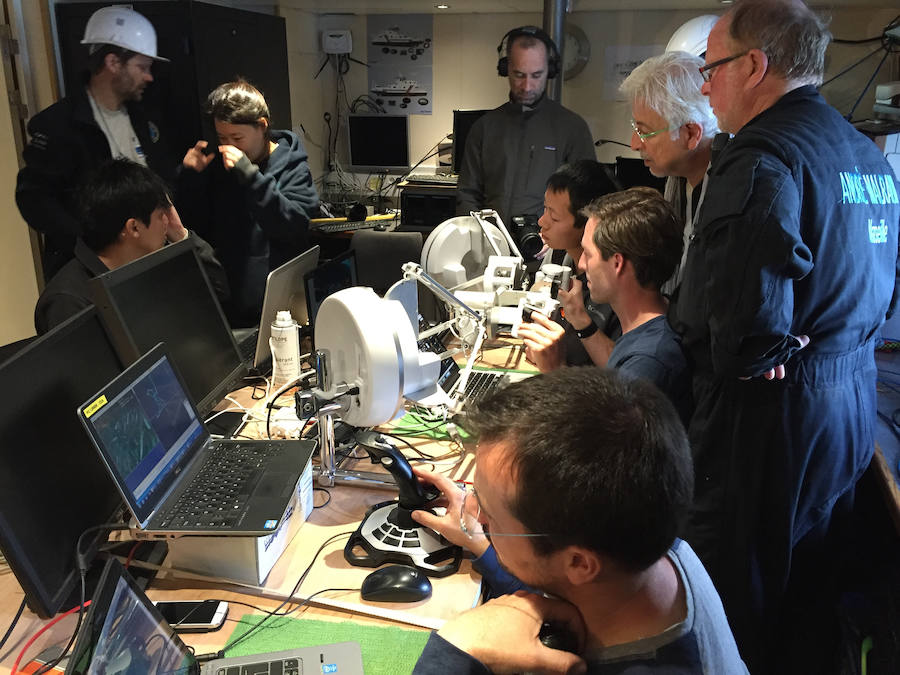 Tres pilotos para los dos ROV y el Ocean One. 