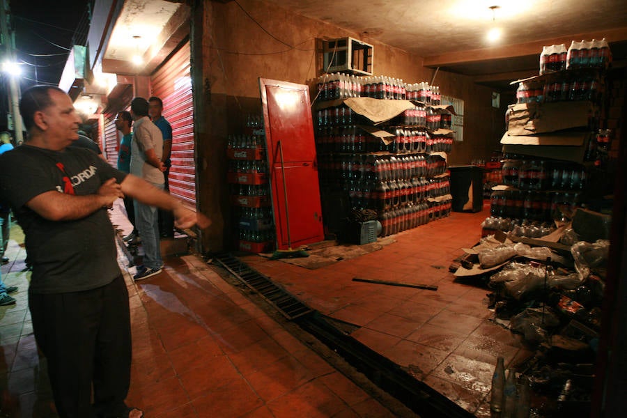 Comercio saqueado en Maracaibo (Zulia), durante las protestas contra los cortes de luz y la escasez de alimentos que se han extendido a varias ciudades de Venezuela. 